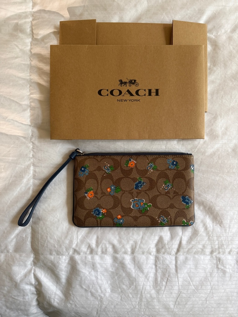 🪻Like New🪻Coach Signature Floral Badlands Large Wristlet with New Coach Box 📦 - Picture 3 of 9
